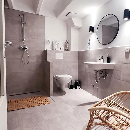 Moderne Lounge-ferienwohnung Mit Terrasse, Strandkorb, Parkplatz - 50 Meter Zum דירה