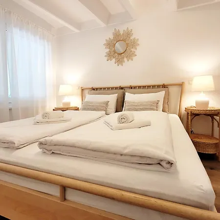 Moderne Lounge-ferienwohnung Mit Terrasse, Strandkorb, Parkplatz - 50 Meter Zum דירה